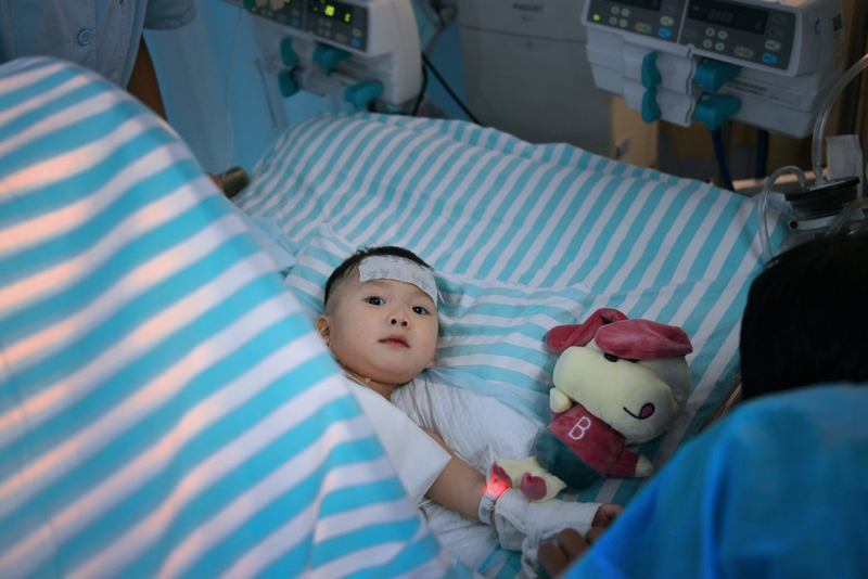 大眼睛姑娘哭,大眼睛女孩伤感眼神