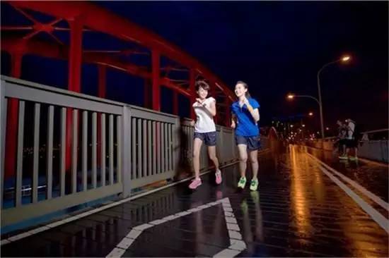 戴上它，女性跑者再也不用担心夜跑被*狼色**盯上了