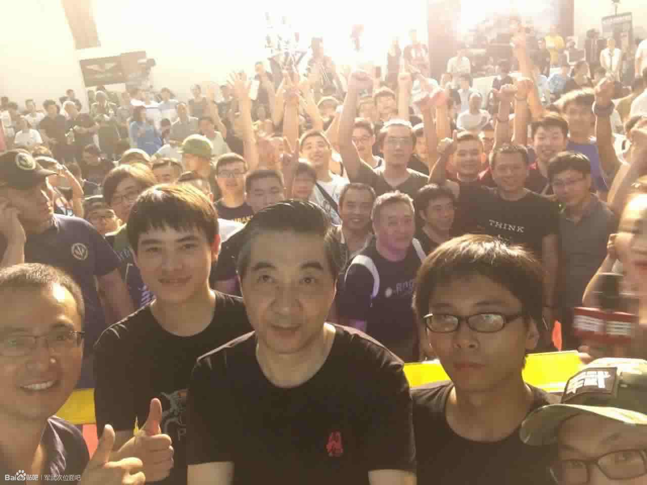 张召忠真的要当局座啦！这回真被玩坏，新节目发布会表情包诞生！