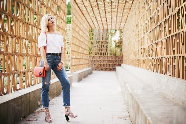 白T桖+牛仔裤，最简单品如何穿出明星范？