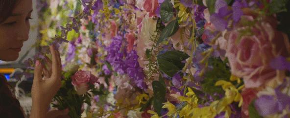 这位当过服装设计师的餐厅老板,搬了一座巴黎花园到餐厅,女孩们