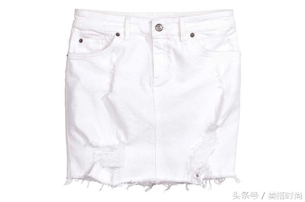 18套简单干净的白t恤穿搭合集,夏天穿白t恤太单调学我这样搭配