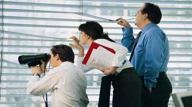 女生穿着清凉被骚扰怎么办,女生穿着清凉被男生骚扰怎么办