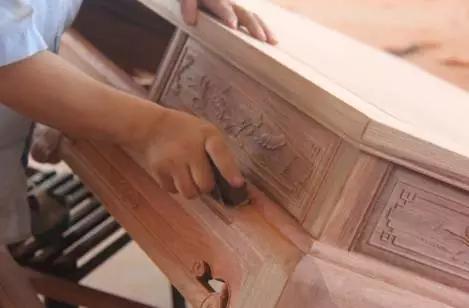 红木家具要如何打磨才好,如何辨识红木家具打磨工艺的好坏