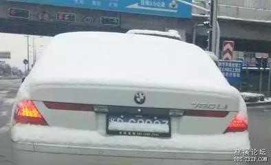 这智商，还有脸遮挡车牌？