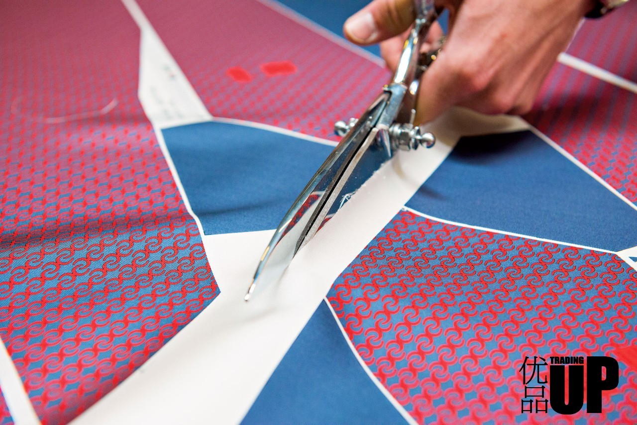 是时候该羡慕一下男士风尚传统了,毕竟绅士们连领带都可以定制