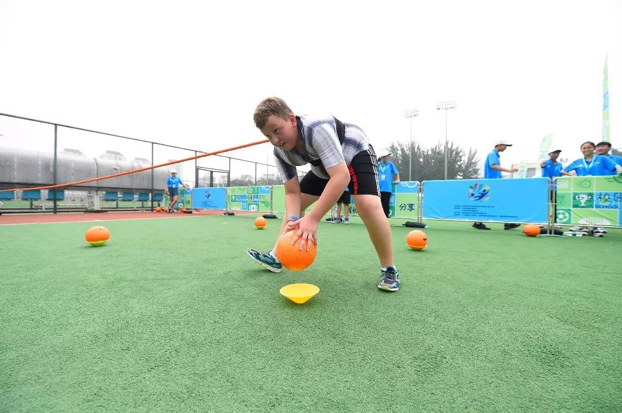 足球嘉年华惊现“小盖茨”11岁混血儿自己开发足球APP