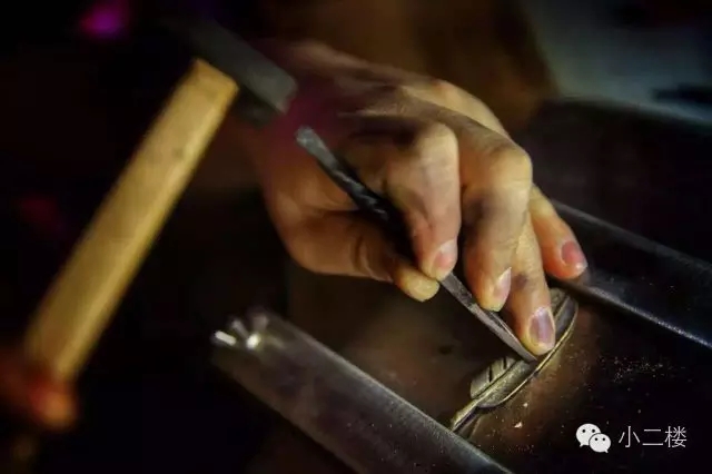 明星身上带的银饰品都是他做的—GOROS丨高桥吾郎