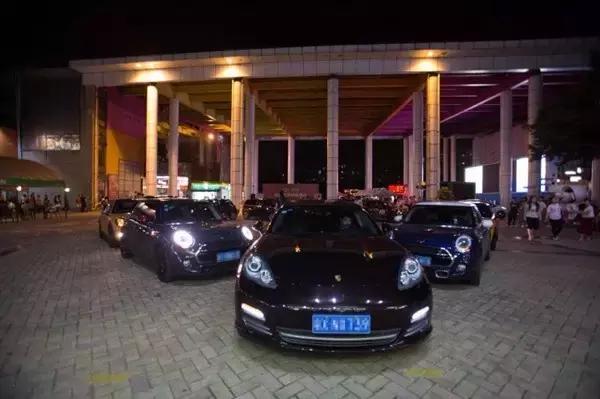 90后霸道总裁闯入军训！开跑车进校园“求婚”大一女友！