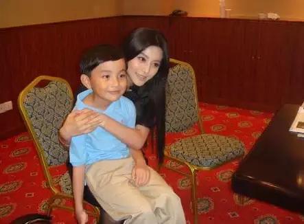 黄多多烧钱式教育,黄多多年薪多少钱