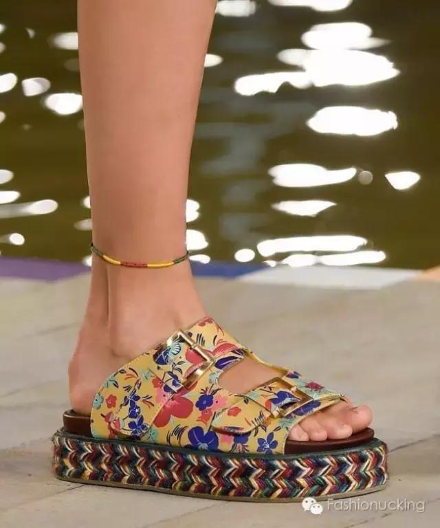 听说,脚踝链和鞋子更配哦