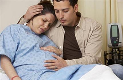 羊水破了需要多久宝宝可以出生,孕后期羊水破了是怎么样的