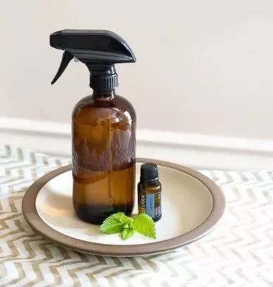 夏天穿鞋子脚很臭用什么洗,鞋子有臭味教你一招除鞋臭