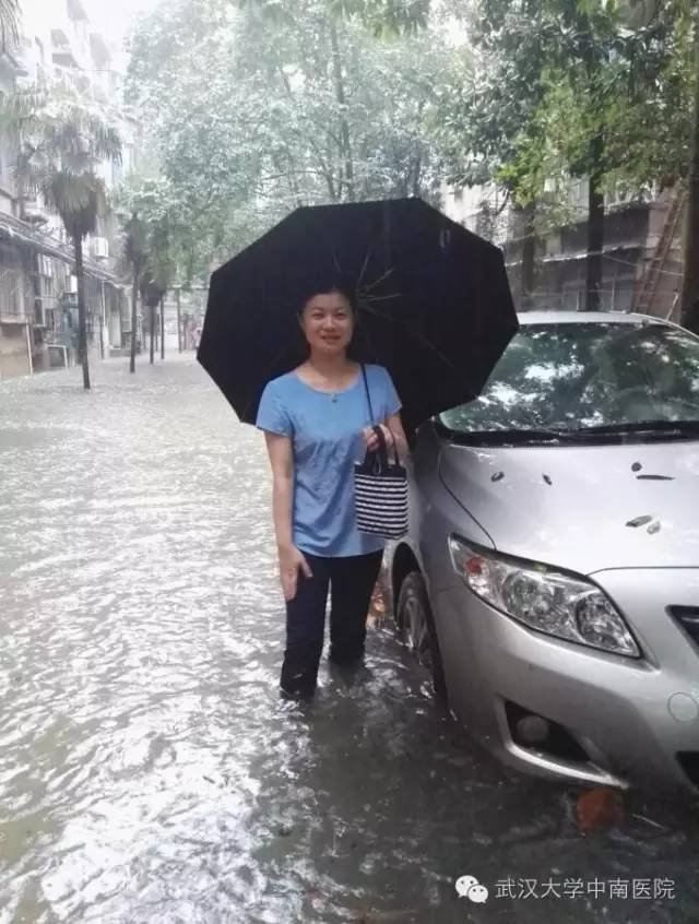 致敬暴雨时守护我们的人,致敬在暴雨中的坚守