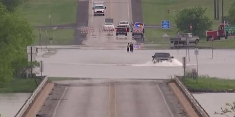 暴雨天气行车这6点要谨记,暴雨来袭雨天开车要注意哪些地方