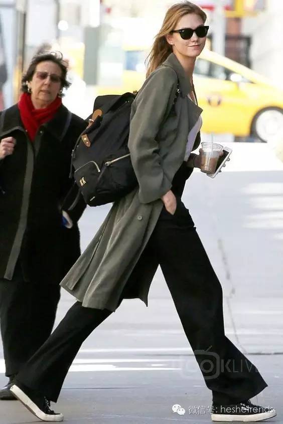 你知道就算大雨让整座城市颠倒你还可以解放双手背双肩包