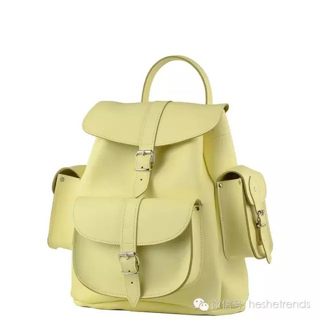 你知道就算大雨让整座城市颠倒你还可以解放双手背双肩包