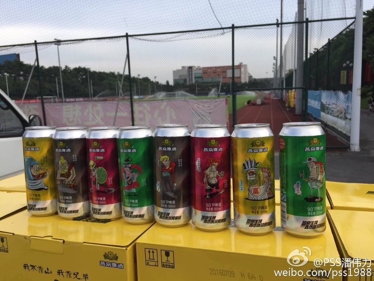 燕京啤酒给斯科拉里送酒，网友直言“经过郭领队允许了吗？”