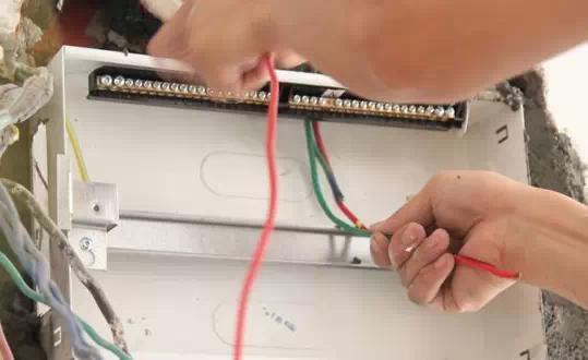 家庭电路着火视频,家庭电路着火找谁维修