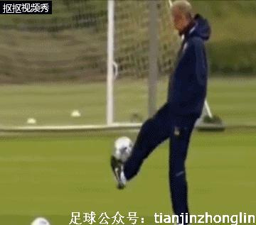 足坛教练秀球技,足坛温格名场面