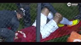 进球庆祝抓草皮吃被红牌罚下,庆祝进球之后被队友打