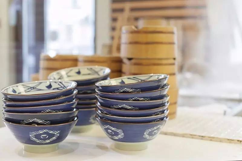 夏天来碗清凉的凉拌乌冬面,三伏天吃一碗热汤面真爽