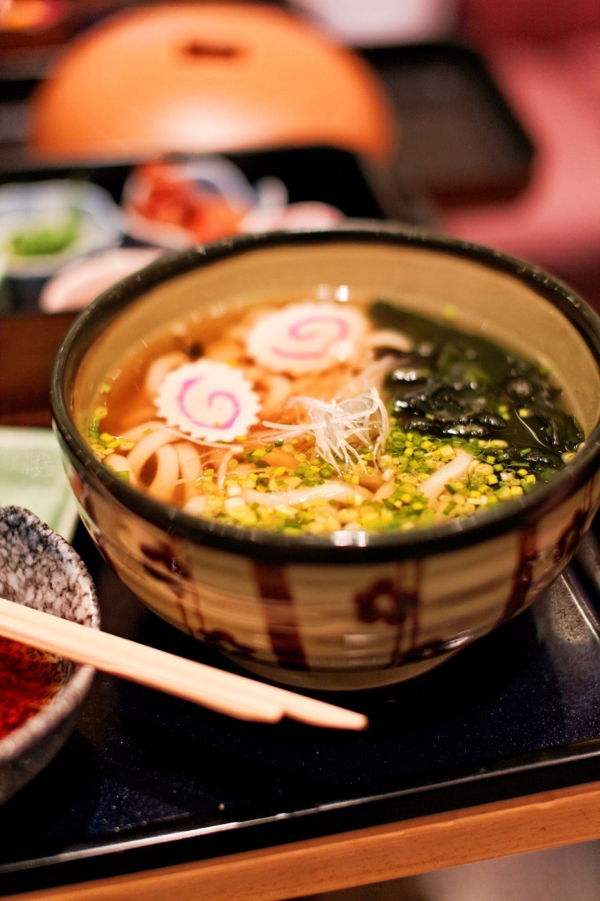 夏天来碗清凉的凉拌乌冬面,三伏天吃一碗热汤面真爽