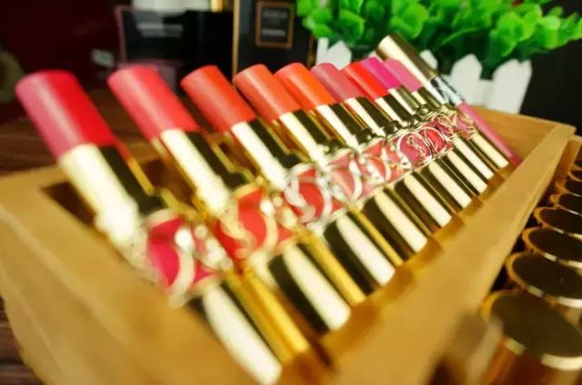 你的唇太美，我无从下手。