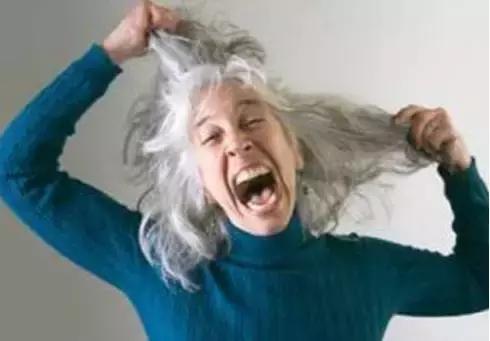 白发补染发根与染全头哪个危害大,染白发发根染黑了怎么处理