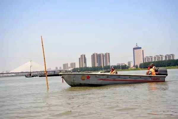 “神勇”冲锋舟：洪峰中架起生命的桥梁