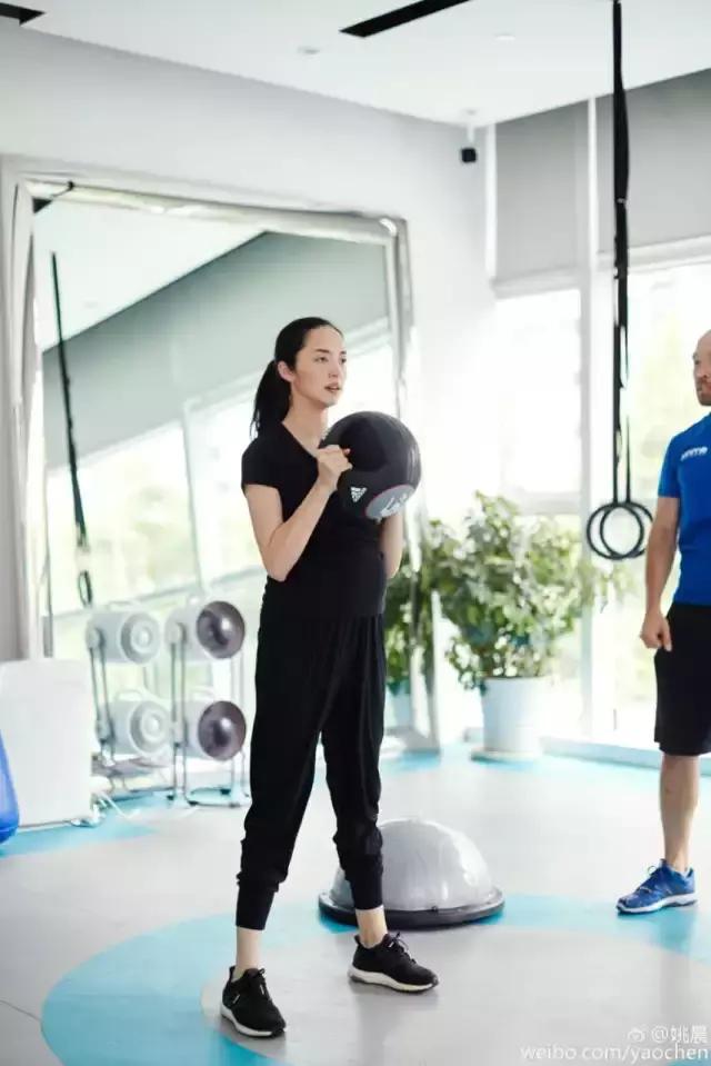 姚晨挺着大肚子锻炼身体,姚晨大秀身材
