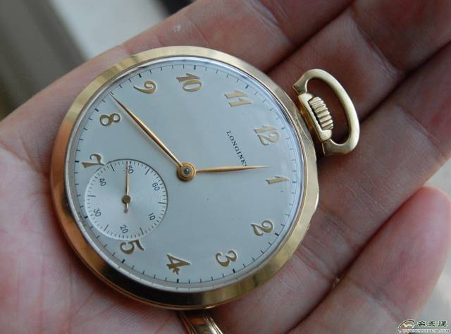 它根本就符合苛刻的日内瓦标准，古董浪琴一个没落的贵族