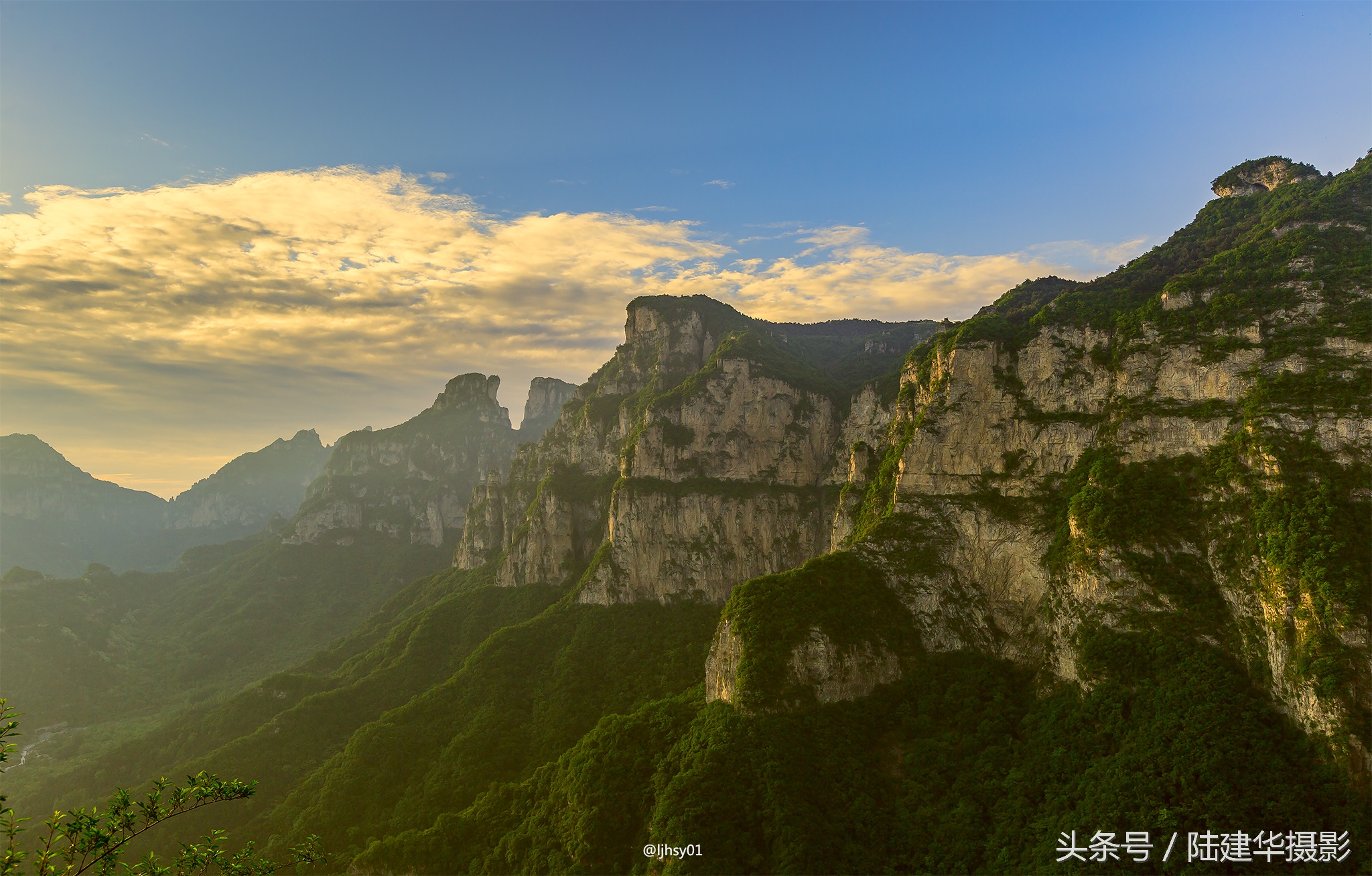 锡崖沟挂壁公路第一视角,锡崖沟悬崖上的挂壁公路