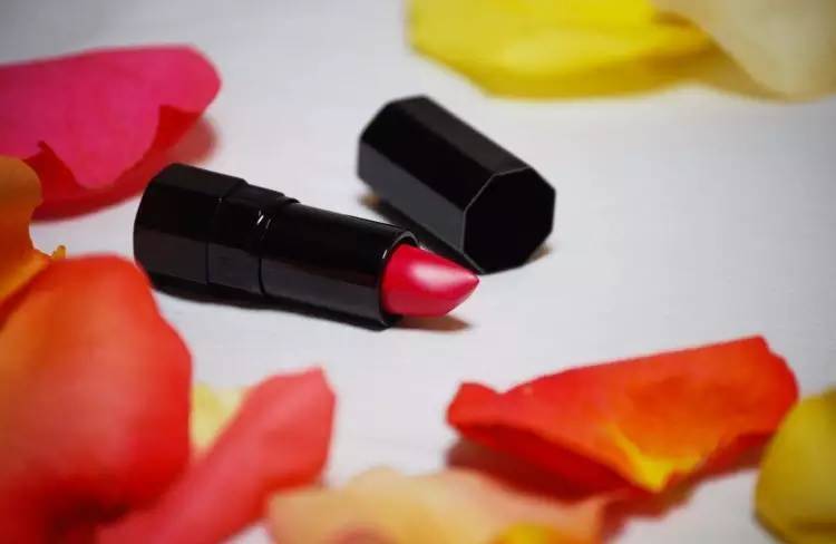 没有一支口红解决不了的问题,世上没有一件事是处理不了的