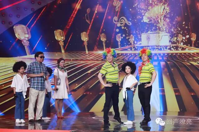 《天将雄狮》成龙的搭档小王子帅萌亮相!吕薇、赵忠祥节目现场吃西瓜