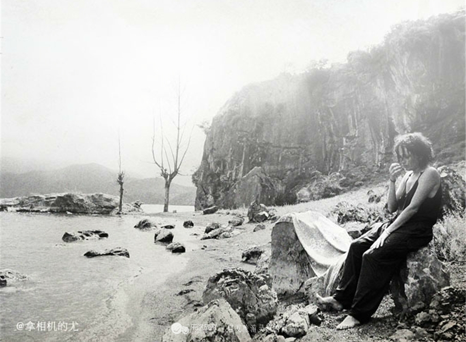 一个女孩一个相机,一个女的拿着单反相机旅游