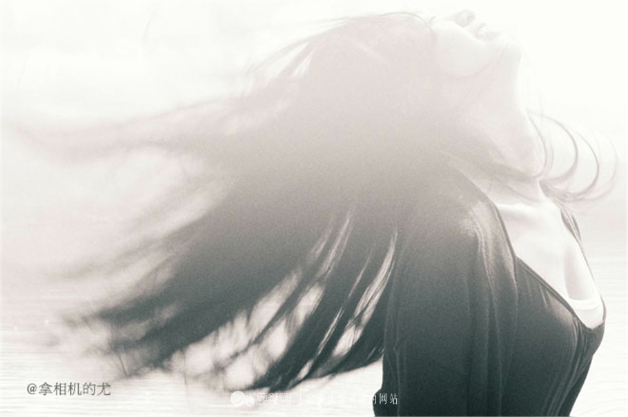 一个女孩一个相机,一个女的拿着单反相机旅游