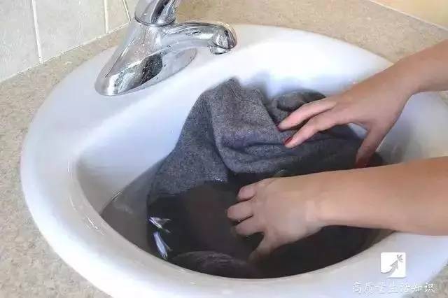 毛衣衣服缩水了怎么能恢复原样,怎么让缩水的衣服变回原样