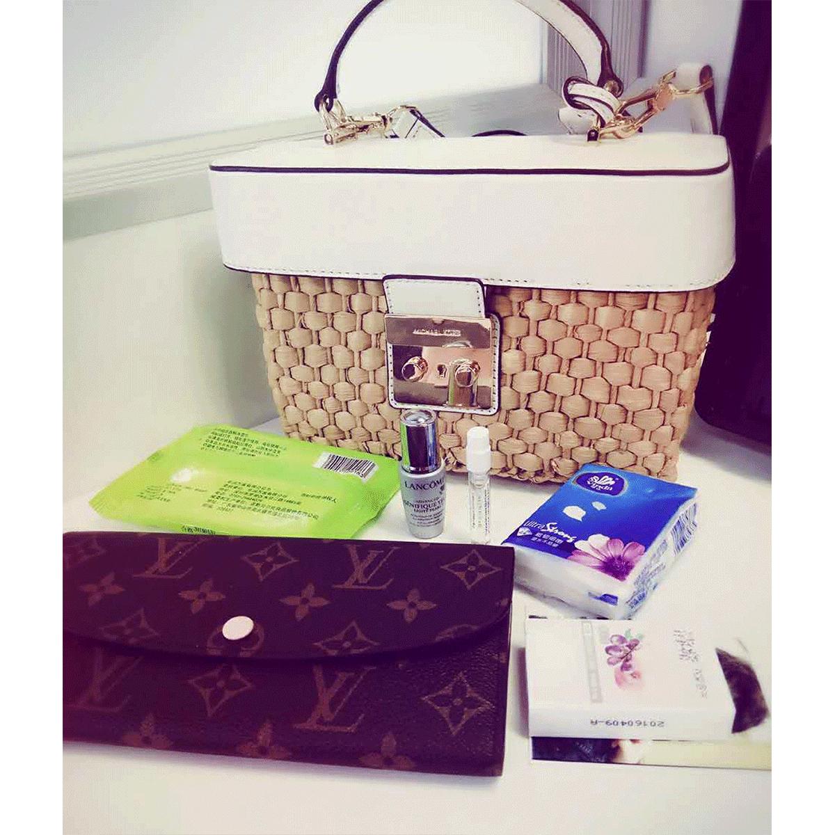 粉丝寄来了一箱包包,粉丝发来的包裹