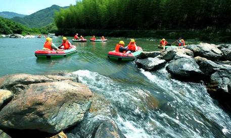 山间漂流避暑旅游,浙江深山避暑天堂住木屋