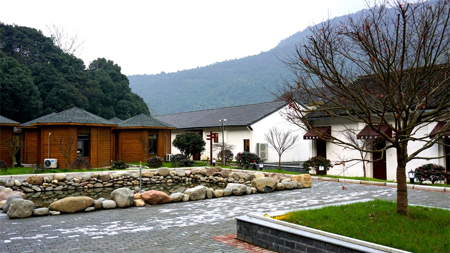 山间漂流避暑旅游,浙江深山避暑天堂住木屋