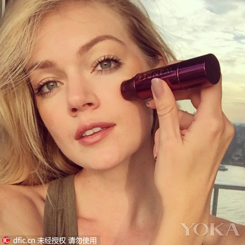 从艾林森化妆包里翻出