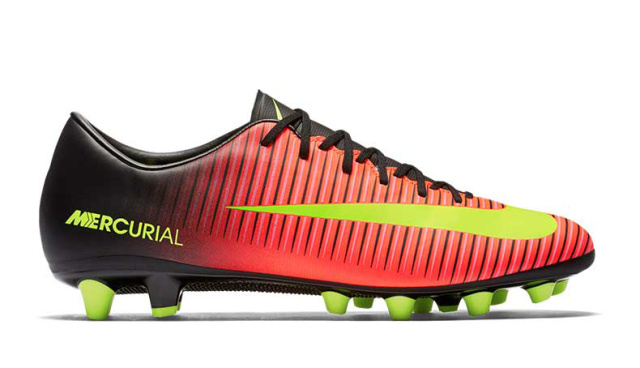 足球鞋不在草地上踢选哪个,踢一次足球选鞋