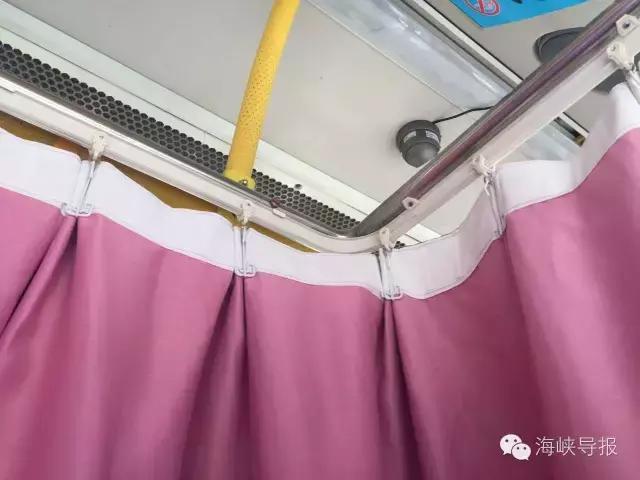 更爱厦门啦！2路公交车设了哺乳室！坐车时看见这帘子请呵护