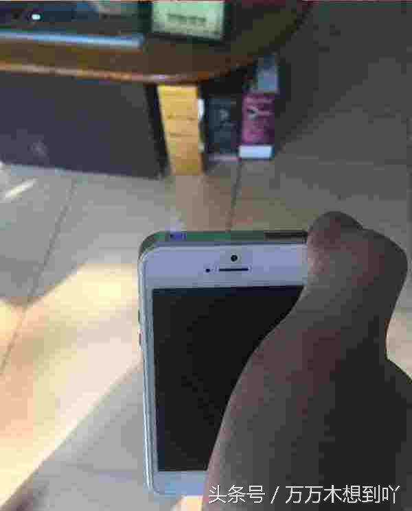 坐地铁和坐公交车一个感觉么,坐地铁挤公交成了年轻人的标志