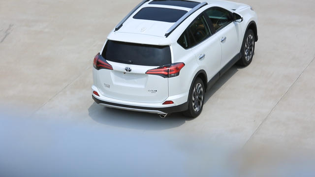 试驾丰田rav4荣放15款2.5,丰田rav4荣放2023款两驱试驾