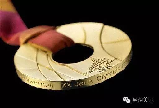 奥运会金牌一咬掉色是真是假,这届奥运金牌是纯金的吗