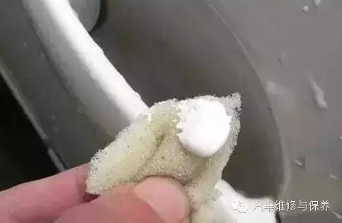 车上的小刮痕用牙膏怎么处理,车有刮痕用什么能擦得掉