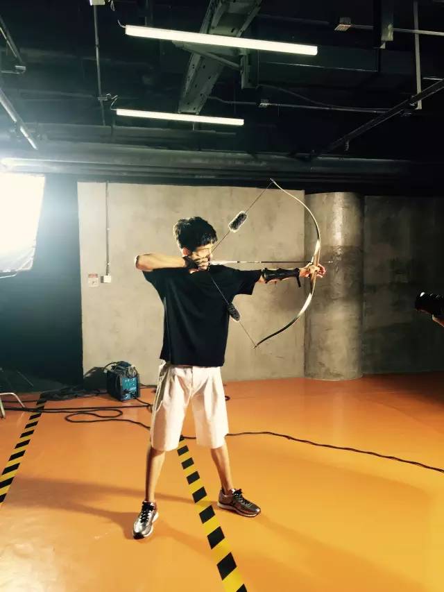 周末跟朋友喝点酒吃烧烤,周末聚会喝酒撸串