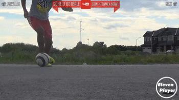 足球左扣右拨变向运球过人,足球变向摆脱技巧图解